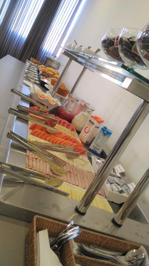 Hotel H2 Congonhas คองโกนญัส ภายนอก รูปภาพ A buffet at a hotel