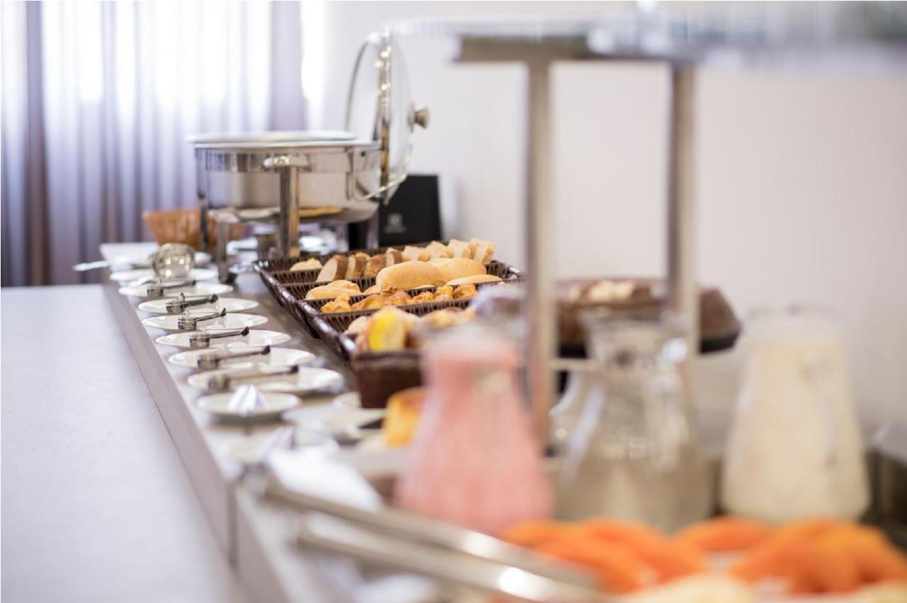 Hotel H2 Congonhas คองโกนญัส ภายนอก รูปภาพ A buffet